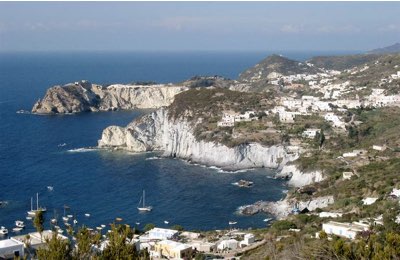Ponza vieta lo sbarco sull’isola
