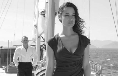 Daniel Craig and Bérénice Marlohe in una scena di Skyfall © Sony Pictures