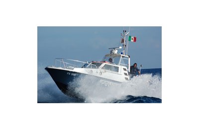 Rodeo in porto per fermare una barca impazzita