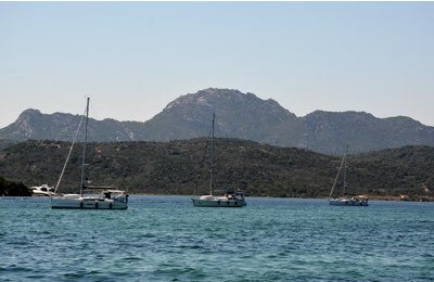 Barche in rada nel golfo di Cugnana in Sardegna