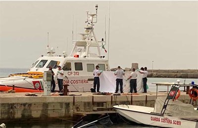La Guardia Costiera sul pontile dopo il ritorvamento del primo uomo
