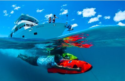 Un turista che usa un seabob per divertirsi