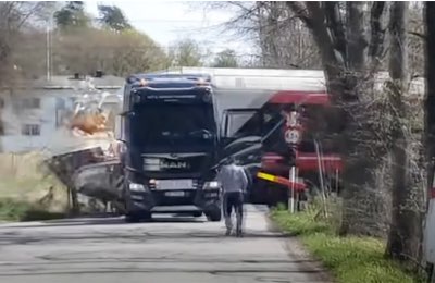 Treno in corsa colpisce e distrugge una barca