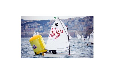 Carlotta Omari a bordo del suo optimist
