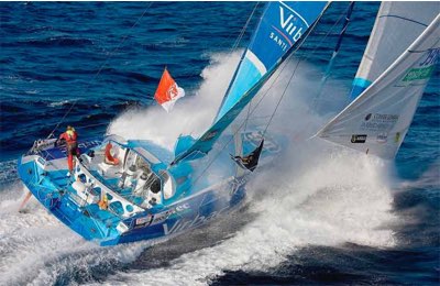 Un IMOCA 60 solca le onde