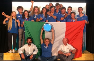 La squadra italiana con il DT Alessandra Sensini e i due tecnici Picciau e Covre